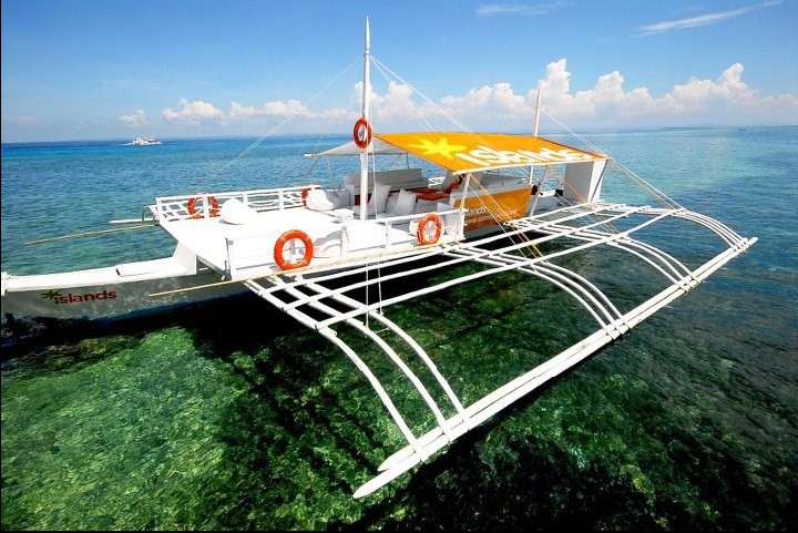 на местной Филиппинской лодке “Банка” вдоль шельфа острова Мактан